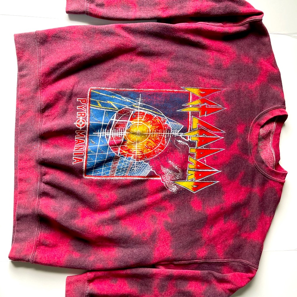 UO EXCLUSIVE Def Leopard Oversized Crewneck